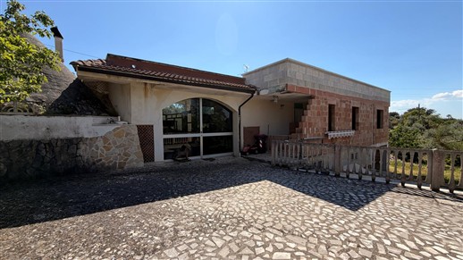 Villetta Con Trullo e Deposito in Zona Collinare